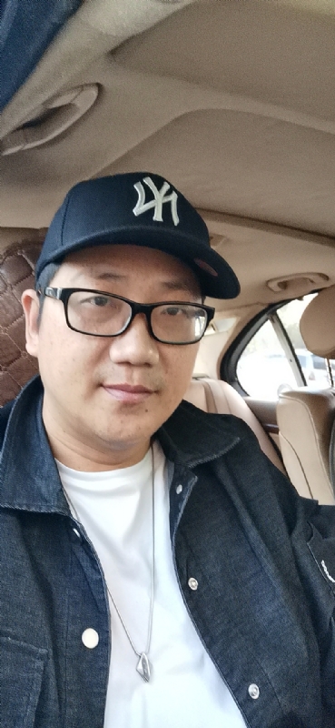 拥抱幸福的第一张照片--泉州中老年相亲网